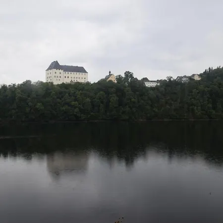 Lakeside Family Escape *